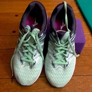 Like new! Mizuno wave shadow 2, size 8.5.